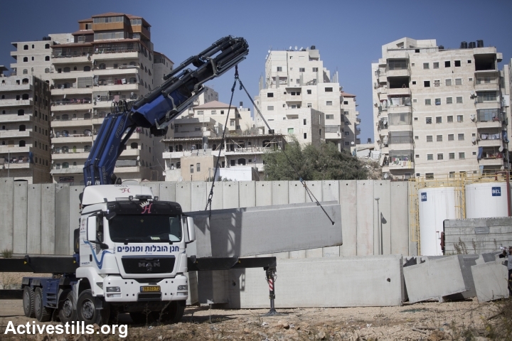 הקמת חומת ההפרדה באזור שועפט, מזרח ירושלים, 2013 (אורן זיו / אקטיבסטילס)