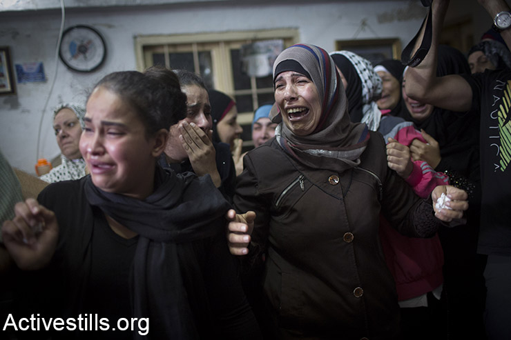 קרובות משפחה בוכות המהלך הלוויתו של אחמד שראקייה, מחנה הפליטים ג׳לאזון, הגדה המערבית, 12 אוקטובר, 2015. (אקטיבסטילס)