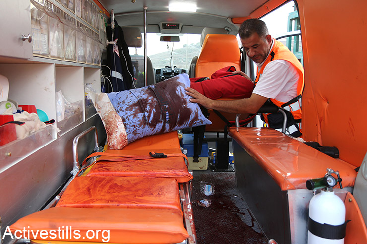 אמבולנס פלסטיני מוכתם דם במהלך עימותים בו נפצעו מעל 19 צעירים, ליד מחסום DCO, הגדה המערבית, 12 אוקטובר, 2015. (אקטיבסטילס)
