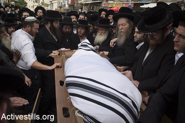 חרדים מתאבלים במהלך הלוויתו של ישעיהו קרישנבסקי, אשר הותקף על ידי פלסטיני מוקדם יותר באותו יום, מערב ירושלים, 13 אוקטובר, 2015.  (אקטיבסטילס)