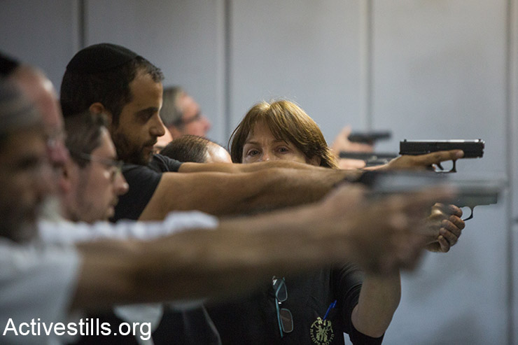 ישראלים מתאמנים בירי, ירושלים, 15 אוקטובר, 2015. (אקטיבסטילס)