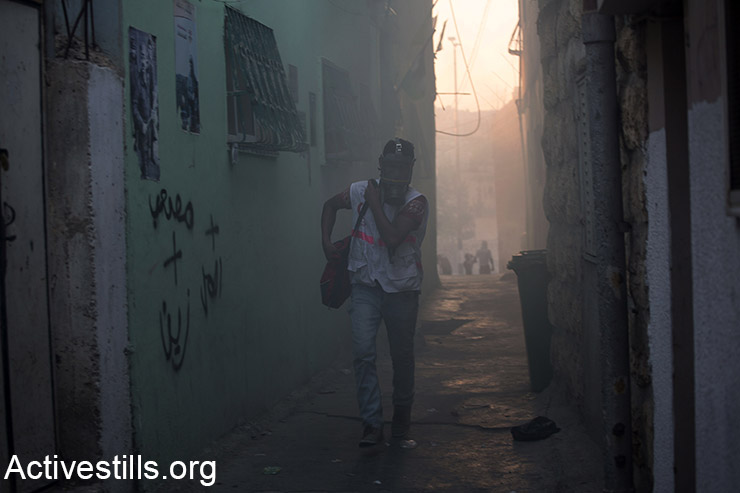 חובש פלסטיני רץ בענן של גז מדמיע במהלך עימותים בבית לחם, הגדה המערבית, 15 אוקטובר, 2015. (אקטיבסטילס)
