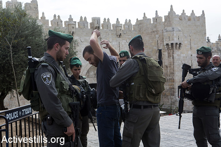 מה זה "מקום מועד לפעילות חבלנית עוינת"? שוטרי מג״ב מבצעים חיפוש על פלסטיני תושב העיר העתיקה, ליד שער שכם, 23 אוקטובר, 2015. (אקטיבסטילס)