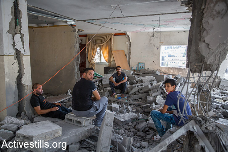 משפחתו של אבו ג׳אבאר יושבת על הריסות ביתם במזרח ירושלים, 6 אוקטובר, 2015.  
