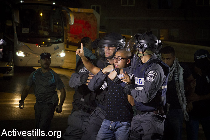 שוטרי מג״ב עוצרים פלסטיני תושב נצרת במהלך הפגנת סולידריות עם אל אקסא, נצרת, 8 אוקטובר, 2015. (אקטיבסטילס)
