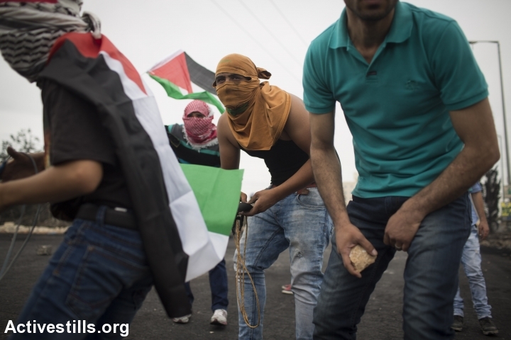 פלסטינים בעימותים עם הצבא במחסום ליד בית אל (אורן זיו / אקטיבסטילס)