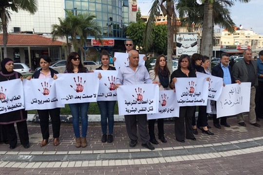מאות הפגינו נגד רצח נשים בכיכר עיריית טירה (צילום באדיבות הרשימה המשותפת)