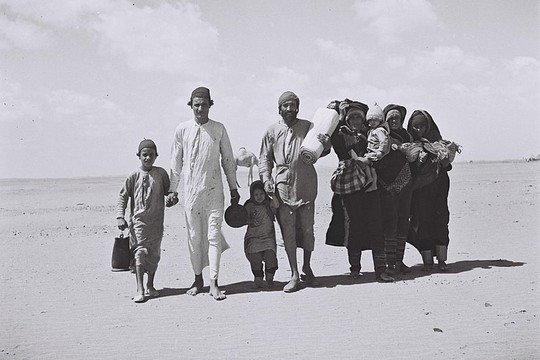 מיתוס הפן-יהודיות בשירות הלאומיות היהודית העל-היסטורית. משפחה תימנית בדרכה למחנה המעבר של הג'וינט ליד עדן, בדרכם לישראל (ויקיפדיה CC BY 2.0)