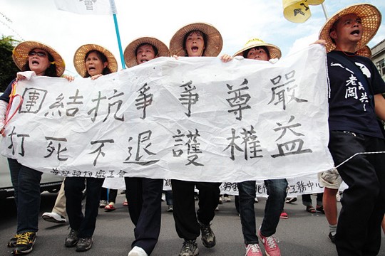 שביתת עובדי מפעלי נעליים בסין, 2012 (PNN PTS CC BY-NC-SA 2.0)