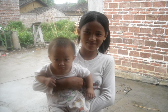 ילדים למהגרי עבודה שהושארו מאחור בכפר. גואנגדונג, סין (רחל בית אריה)