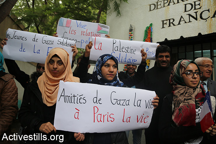 סטודנטים מהמחלקה הצרפתית באוניברסיטה אל-אקצא בעיר עזה עומדים בסולידריות עם קורבנות פיגועי הטרור בפריז שהותירו יותר מ -130 הרוגים. רצועת עזה, 17 בנובמבר, 2015.   (אקטיבסטילס)