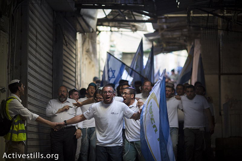 מפגיני ימין צועדים בעיר העתיקה בירושלים במהלך ״מצעד הדגלים״, אשר מציין את כיבוש מזרח ירושלים, הגדה המערבית ועזה, 17 מאי, 2015. אורן זיו / אקטיבסטילס