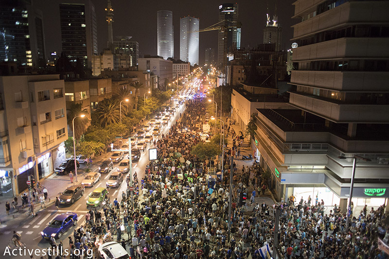 מפגינים צועדים במהלך הפגנה נגד מתווה הגז, תל אביב, ישראל, 27 יוני, 2015. 