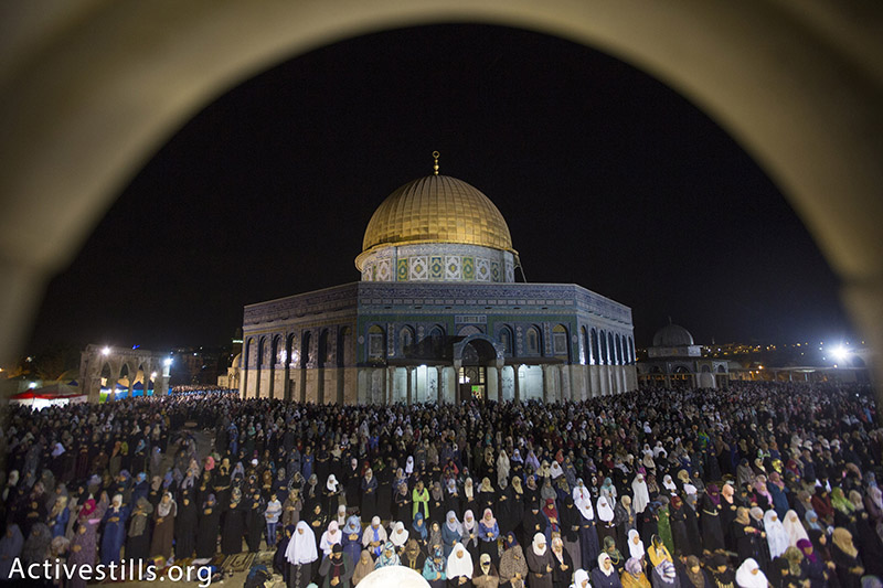 מתפללים פלסטינים במסגד אל-אקסה במהלך תפילת לילת אל-חאדר, העיר העתיקה בירושלים, יוני 13, 2015. פאיז אבו-רמלה / אקטיבסטילס