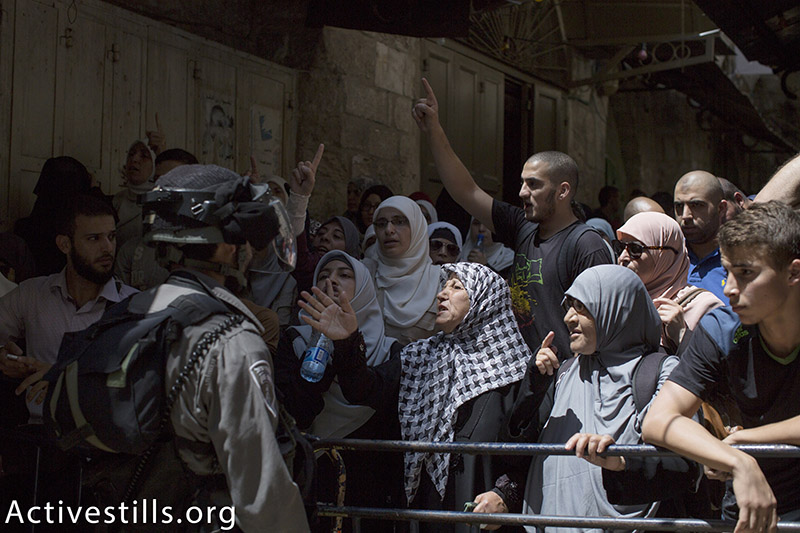 נשים פלסטינים מפגינות נגד חסימות תנועה בעיר העתיקה בירושלים, 26 יולי, 2015. פאיז אבו-רמלה / אקטיבסטילס