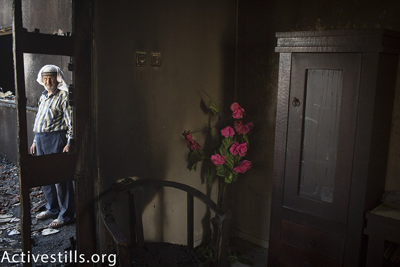 פלסטינים עומד בהריסות בית משפחת דומא לאחר שהוצתה על ידי יהודים קיצוניים, 31 יולי, 2015. בהתקפה נרצחו שלושה מבני המשפחה. אורן זיו / אקטיבסטילס
