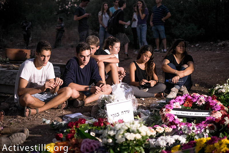 צעירים אבלים על שירה בנקי, 16, שנרצחה במהלך מצעד הגאווה בירושלים, קיבוץ נחשון, 3 אוגוסט, 2015. אורן זיו / אקטיבסטילס