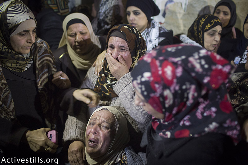 נשים פלסטיניות מתאבלות במהלך הלווית הצעיר ח׳אדיל אעווד, אשר נהרג במהלך אירוע דקירה במרכז השוק בירושלים, 23 נובמבר, 2015. ישראל החזיקה את גופתו למשך חודש שלם עד לקבורתו. אורן זיו / אקטיבסטילס