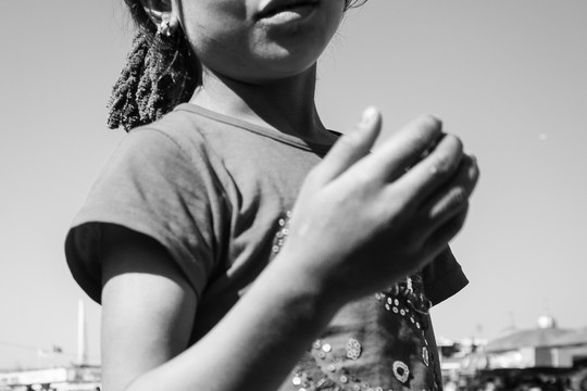ילדה מקבצת נדבות. אילוסטרציה. (צילום: Sascha Kohlmann, פליקר CC BY-SA 2.0)