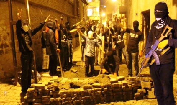 לוחמי YDG-H חמושים סביב בריקדה שהקימו בעיר דיארבקיר. (תמונה שהפיצו ברשתות ללא קרדיט)