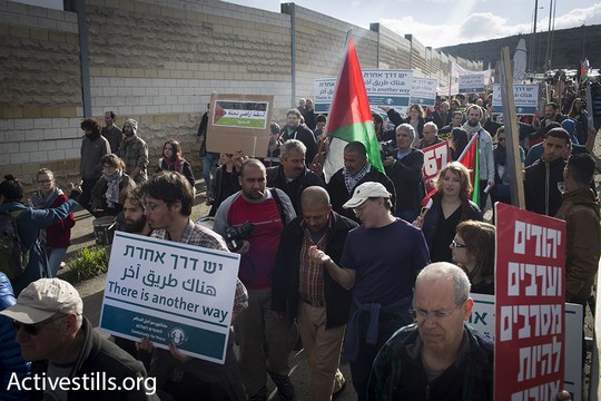 לחשוב על אסטרטגיות אחרות. הפגנה פלסטינית-ישראלית סמוך למחסום המנהרות, 15.1.2016 (אורן זיו/אקטיבסטילס)
