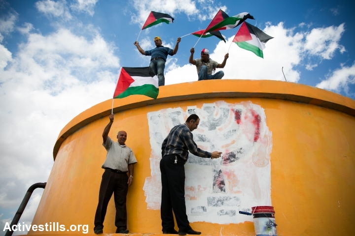 פלסטינים חוזרים לאדמות בורקא שעליהן ישבה התנחלות חומש, 2013 (יותם רונן / אקטיבסטילס)
