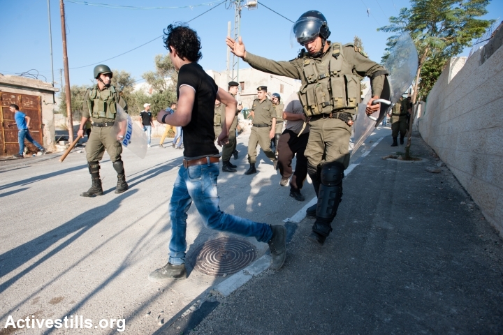 שוטרי הרשות הפלסטינית מנסים למנוע מצעירים להתעמת עם כוחות הבטחון הישראלים. מחנה הפליטים עאידה, בית לחם. 26 בפספמבר 2013 (ריאן רודריק ביילר/אקטיבטסילס)