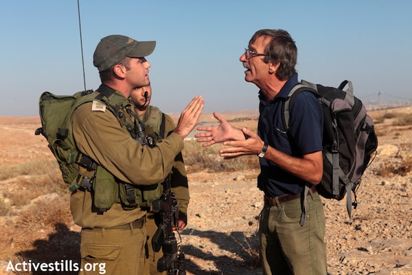 פעיל תעאיוש מתווכח עם חייל במהלך פעילות בדרום הר חברון. אוגוסט 2011 (אן פאק/אקטיבסטילס)