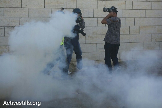 גז מדמיע על עיתונאים, חברון (אורן זיו / אקטיבסטילס)
