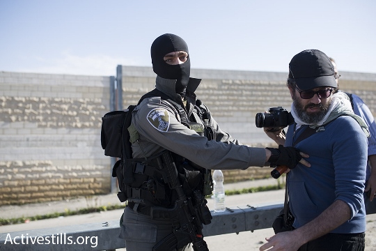 שוטר מג"ב רעול פנים הודף צלם (אורן זיו / אקטיבסטילס)