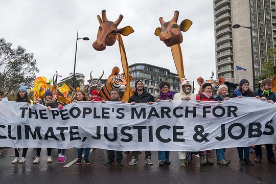 הפגנה לקראת ועידת האקלים בפריז (The Weekly Bull CC BY-NC-ND 2.0)
