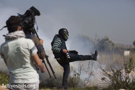 חיילים ירו גז לעבר קבוצת עיתונאים שעמדו במרחק מהמפגינים (אורן זיו / אקטיבסטילס)