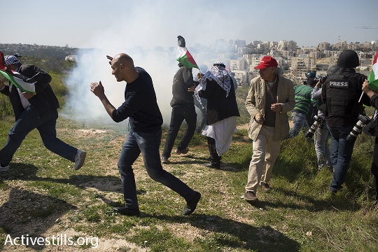 חיילים ירו גז מדמיע לפיזור ההפגנה הלא אלימה. בלעין (אורן זיו / אקטיבסטילס)