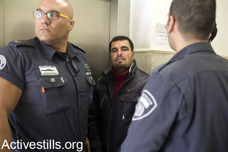 הפעיל הפלסטיני נאסר נוואג'ה מובל ע"י שומרים בבית המשפט המחוזי בירושלים, 21 בינואר 2016. נוואג'ה נעצר לאחר מעצרו של עזרא נאווי, בעקבות תחקיר ששודר בערוץ 2. (אקטיבסטילס)