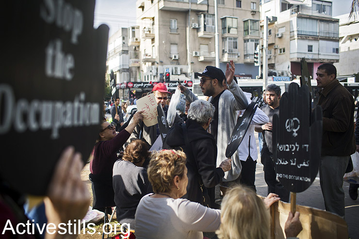 גבר ישראלי תוקף את משמרת "נשים בשחור" במהלך משמרת מחאתן השבועית נגד הכיבוש, במרכז תל אביב, 22 בינואר, 2016. (אקטיבסטילס)