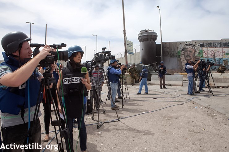 עיתונאים במחסום קלנדיה בהפגנות יום האדמה, 2013 (אן פאק / אקטיבסטילס)