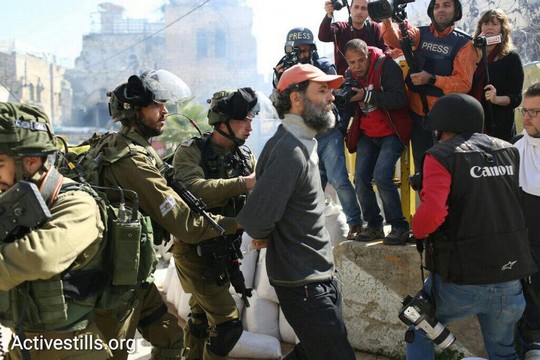 פעיל ישראלי עצור בהפגנה לציון 22 שנים לטבח גולדשיין. חברון, 20 בפברואר 2016 (אורן זיו/אקטיבסטילס)