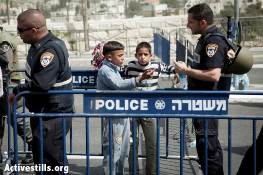 ילדים פלסטינים במחסום בוואדי ג'וז בירושלים המזרחית (שירז גרינבאום/אקטיבסטילס)