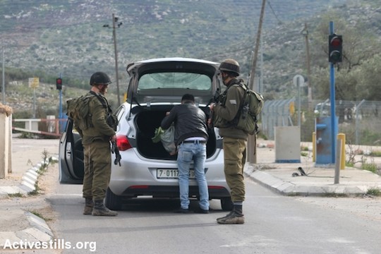 חיילים עורכים חיפוש ברכב במחסום ענבתא שמפריד בין שכם לטול כרם. 11 בינואר 2016 (אחמד אל-באז/אקטיבסטילס)