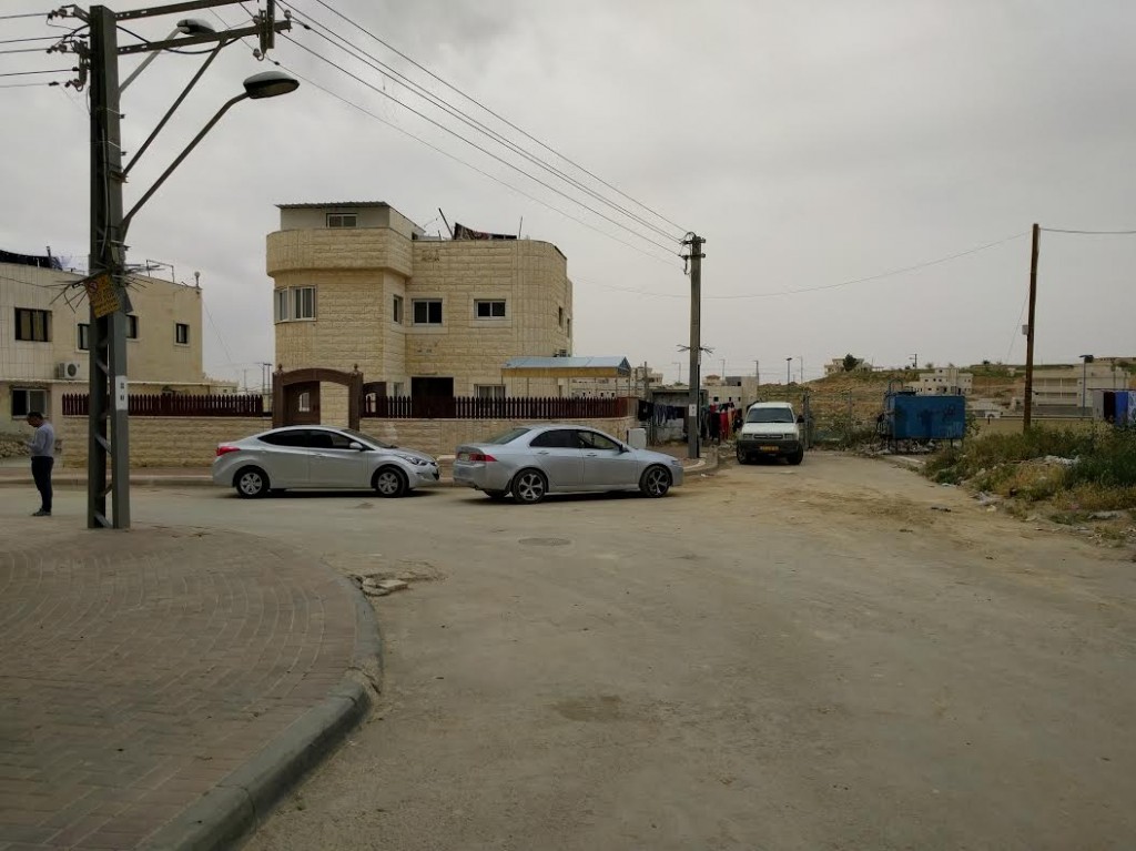 שדה הראייה לפני ביצוע הפנייה. האדם העומד מסמן את מיקום הפנייה.
