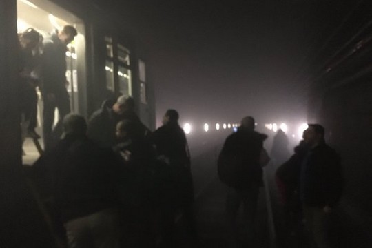 נוסעים מפונים מהמטרו בבריסל אחרי הפיגועים (Evan Lamos, EurActiv)