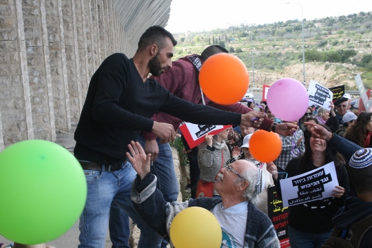 פעילי לוחמים לשלום מחלקים בלונים למפגינים (חגי מטר)