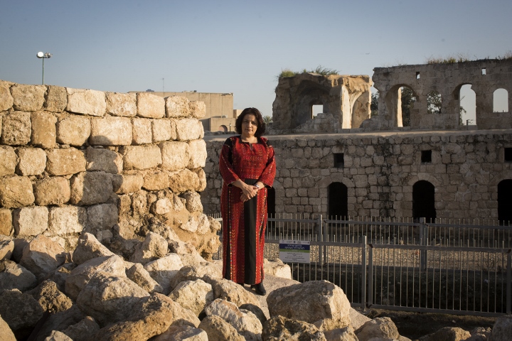 סמאח סלאימה, פרויקט צילום: שמלות רקומות פלסטיניות (אורן זיו / אקטיבסטילס)