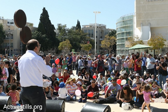 הורים וילדים מפגינים למען בית ספר דו לשוני, כיכר הבימה (אורן זיו / אקטיבסטילס)