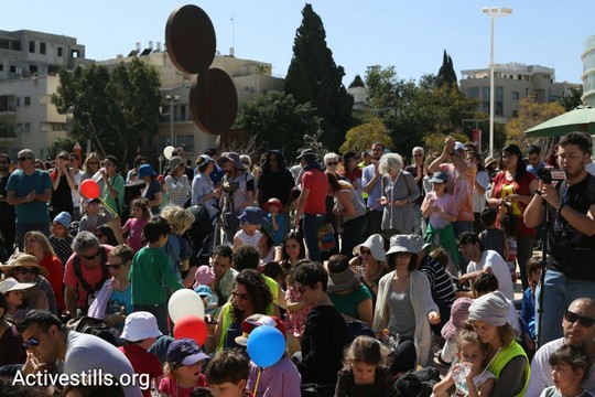 הורים וילדים מקהילת יד ביד בהפגנה בכיכר הבימה (אורן זיו / אקטיבסטילס)