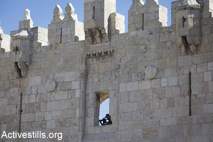 צלף ישראלי מוצב על חומת העיר העתיקה מעל לשער שכם, 17 בפברואר 2016. (אורן זיו / אקטיבסטילס)