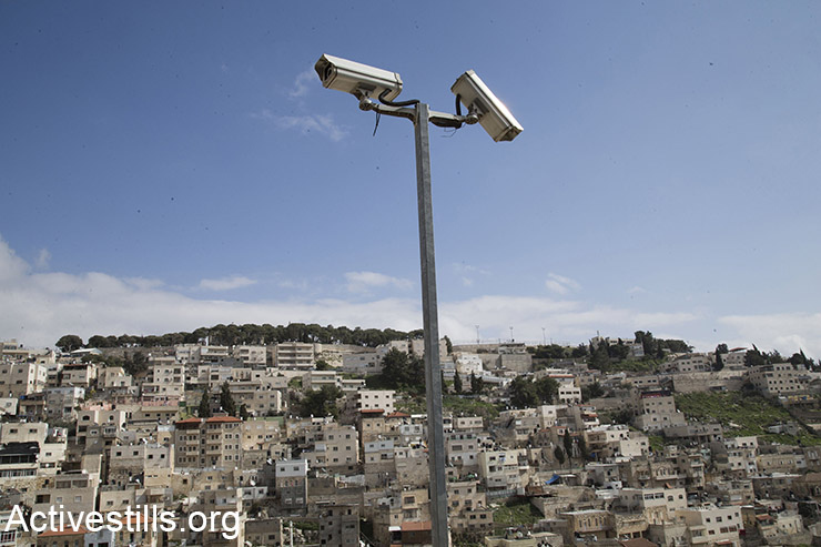 מצלמות אבטחה שהוצבו ע"י מתנחלים ישראלים בשכונת סילואן במזרח ירושלים, 21 בפברואר 2016. (אורן זיו / אקטיבסטילס)