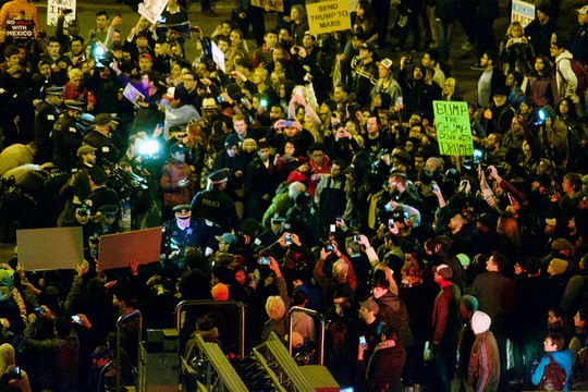 עימותים בשיקגו בין מפגינים נגד טראמפ לבין תומכיו (nathanmac87 CC BY 2.0)