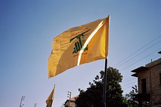 דגל חיזבאללה בדרום לבנון (upyernoz CC BY 2.0)