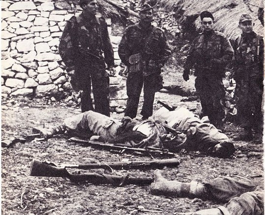 צנחנים צרפתים עומדים מעל גופות לוחמי FKN אלגי'ראים, סביבות 1955